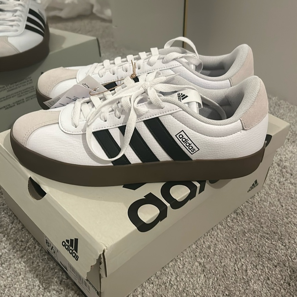 VL court 3.0 size 8 1/2 women's never worn